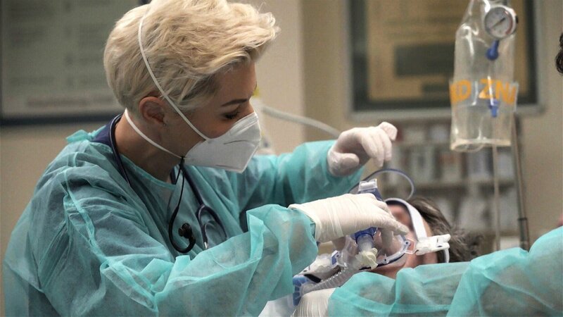 Doc Caro und eine Patientin. – Bild: RTL