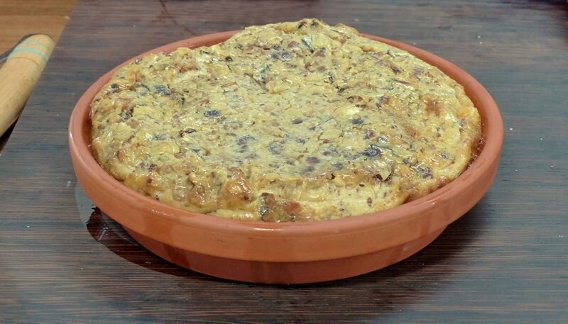SWR Fernsehen EPOCHENKOCHEN, FOLGE 1, „Wie die Römer aßen“, am Donnerstag um 14:15 Uhr. Käseauflauf im Tongefäß nach römischem Rezept. – Bild: SWR/​mazandmore/​Mirella Pappalard