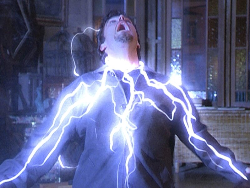 Troxa, der von der Triade geschickt wurde, um die Halliwell-Schwestern zu töten, ist in Prues Falle getappt. – Bild: Paramount Pictures