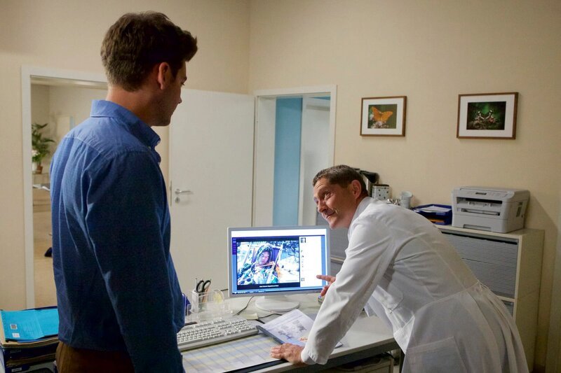 Clemens Manthey (Max König, li.) war angeblich auf einer Fortbildung. Dr. Rolf Kaminski (Udo Schenk, re.) findet jedoch den wahren Grund: ein Kurzurlaub mit den Kumpels auf Ibiza. Ein Freund von Clemens hat ein ziemlich peinliches Foto in einem sozialen Netzwerk veröffentlicht. Nun glaubt Clemens, dass Kaminski dieses Foto benutzen wird, um von der Klinikleitung endlich das teure urologische Analysegerät bewilligt zu bekommen. – Bild: MDR/​Saxonia /​Wernicke