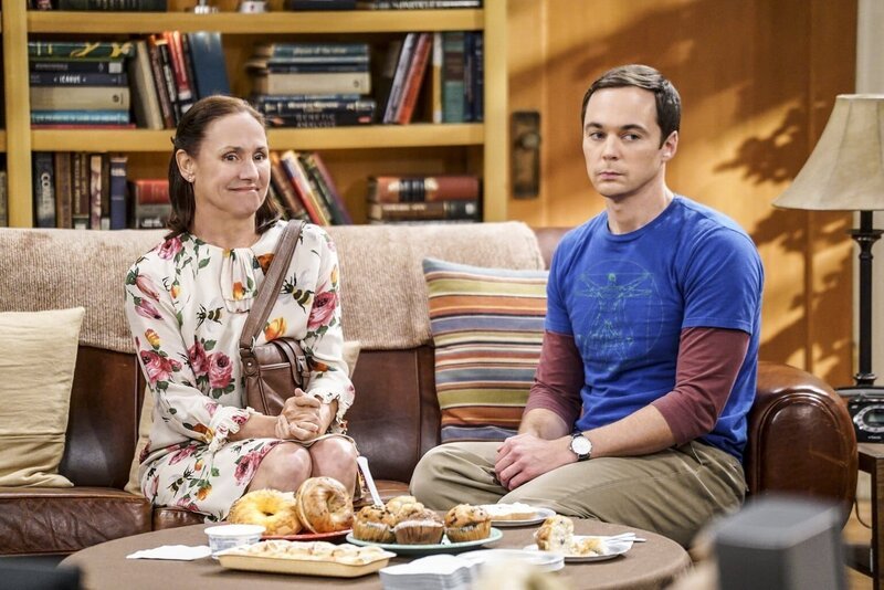 Sheldon (Jim Parsons, r.) ist entsetzt: Hat seine Mutter (Laurie Metcalf, l.) tatsächliche eine Nacht mit Leonards Vater verbracht? – Bild: 2016 Warner Brothers Lizenzbild frei