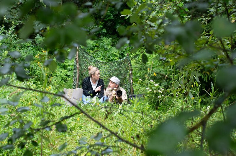 Miro (Pablo Sprungala, r., mit Laura Osswald, l.) ist entschlossen, das perfekte Naturfoto zu schießen. – Bild: ARD/​WDR/​Christof Arnold