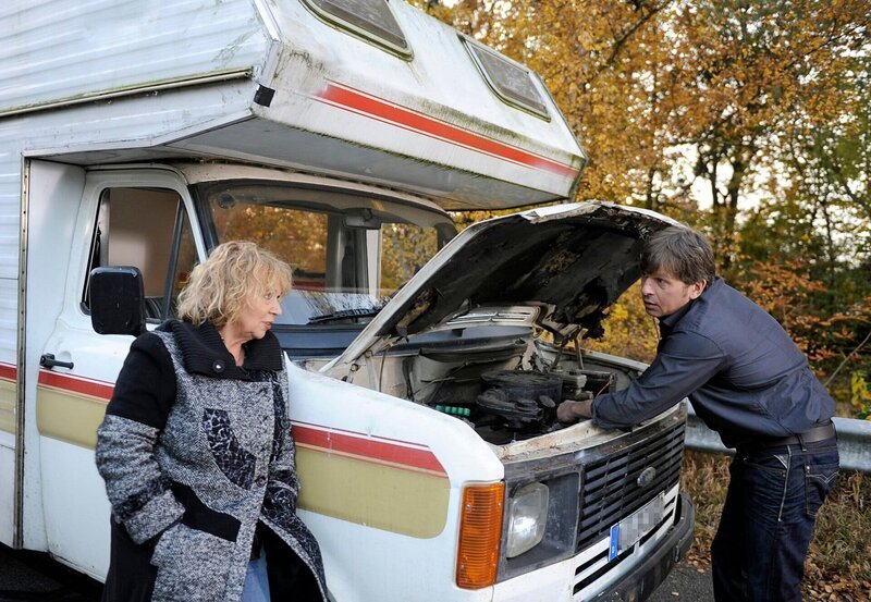 ARD ROTE ROSEN FOLGE 1192, Erika (Madeleine Lierck-Wien, l.) ist sehr erleichtert, dass sich Vincent (Stefan Feddersen-Clausen, r.) als kompetenter Wohnmobil-Fachmann entpuppt. – Bild: ARD/​Nicole Manthey
