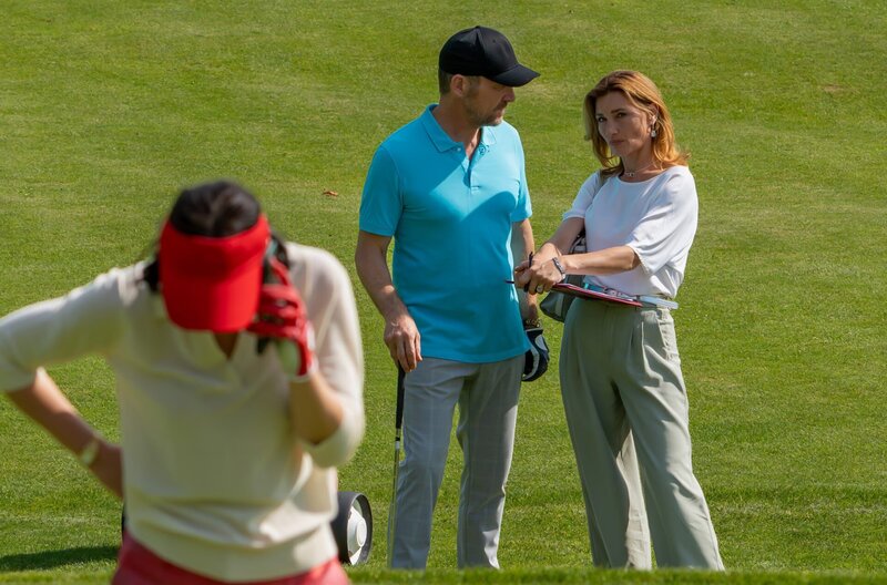 Alexandra (Daniela Kiefer, h.r., mit Timo Ben Schöfer, h.M.) setzt Sophias (Krista Birkner, v.l.) permanente Schikane langsam zu. – Bild: ARD/​WDR/​Thomas Neumeier