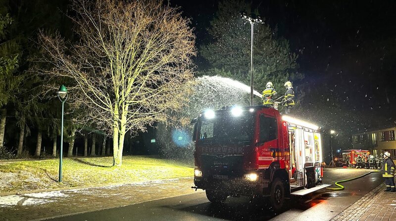 Zur aktiven Truppe der Freiwilligen Feuerwehr gehören 28 Kameraden. Ihr neues Einsatz-Fahrzeug mit Wasserwerfer und Lichtmast ist vor allem bei Nachteinsätzen sehr gefragt. – Bild: MDR/​HA Kommunikation