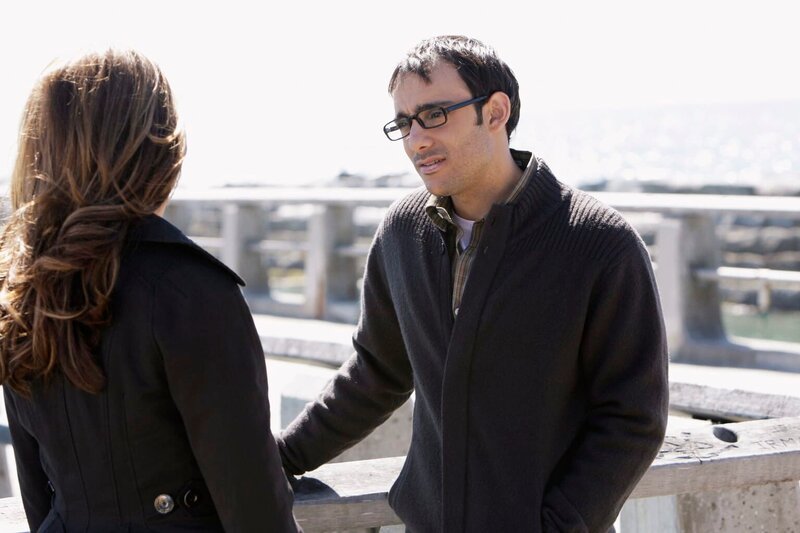 Justin Yates (Omid Abtahi, r.) erzählt Melinda (Jennifer Love Hewitt, l.) von einem Segelboot-Unfall, bei dem er seine damalige Freundin im Stich gelassen hat … – Bild: ABC Studios