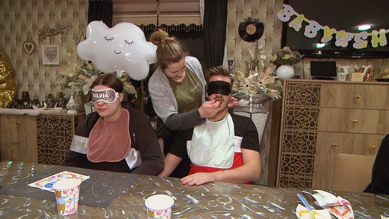 Und wie reagieren Lavinia und ihr Freund Tim auf die Babyshower-Party-Überraschung? Die werdenden Eltern dürfen sich auf lustige Spiele – wie z.B. eine Babybrei-Kostprobe mit verbundenen Augen – freuen. – Bild: RTLZWEI
