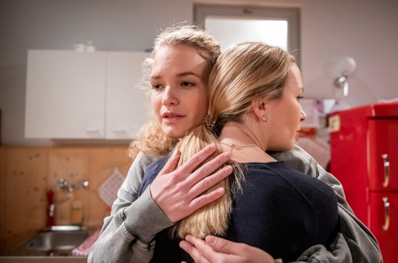 Selina (Katja Rosin, r.) bittet Maja (Christina Arends, l.), ihr nach der langen Zeit der Trauer einen Neuanfang zu gönnen. – Bild: ARD/​Christof Arnold