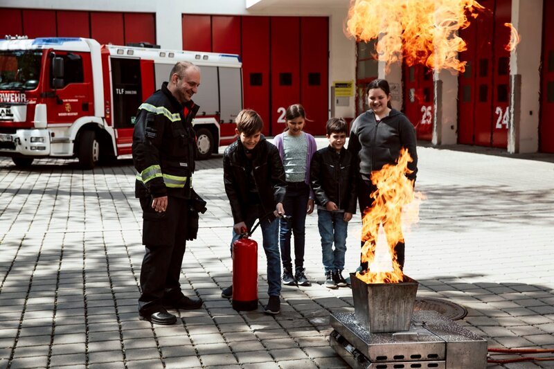 Die Zeitlos-Kinder bei der Feuerwehr Wiener Neustadt – Bild: ServusTV