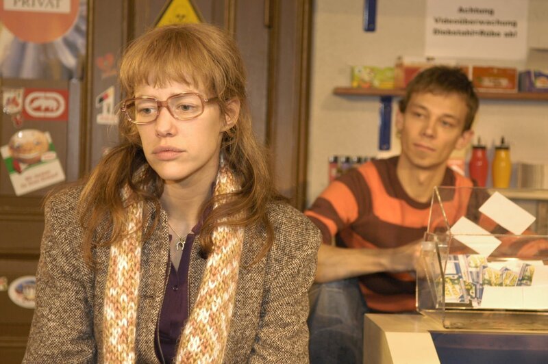 Lisa (Alexandra Neldel, l.) hat in Davids Auftrag beim Juwelier ein Päckchen abgeholt und erzählt ihrem Freund Jürgen (Oliver Bokern, r.) davon. Der stachelt sie dazu an, sich den Inhalt der Schmuckschatulle doch mal anzuschauen … (Dieses Foto von Alexandra Neldel darf nur in Zusammenhang mit der Berichterstattung über die Serie „Verliebt in Berlin“ veröffentlicht und verbreitet werden.) – Bild: SAT.1 /​ Noreen Flynn Eigenproduktionsbild frei