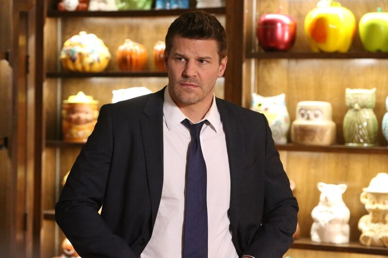 Booth (David Boreanaz) findet heraus, dass es sich bei dem Opfer um eine leidenschaftliche Sammlerin von seltenen Keksdosen handelt, deren Sammlung große Begierde bei Gleichgesinnten weckt. – Bild: Fox