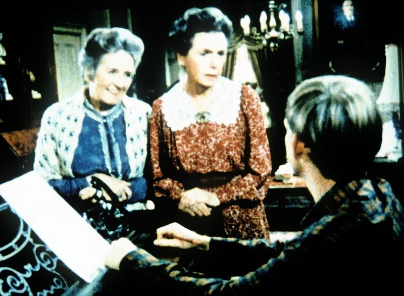 Auch bei den Baldwin-Schwestern Mamie (Helen Kleeb, M.) und Emily (Mary Jackson, l.) findet Jason (Jon Walmsley, r.) nicht die Ruhe, die er zum Komponieren braucht. – Bild: WARNER BROS. INTERNATIONAL TELEVISION