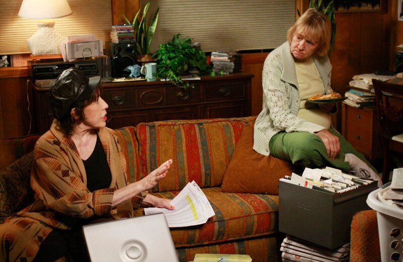 Wollen Klarheit über Dave haben: Mrs. McCluskey und ihre Schwester Roberta. – Bild: ABC Studios