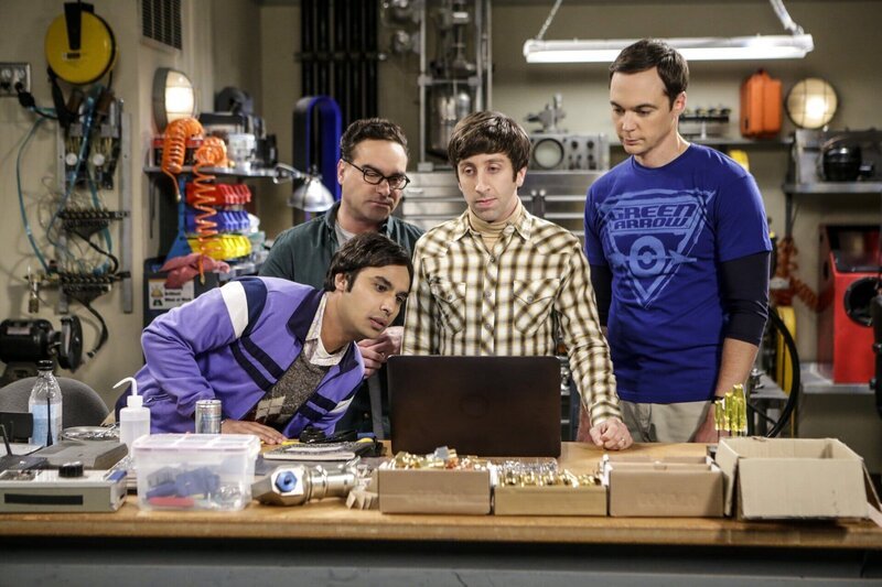 Dr. Raj (Kunal Nayyar,l.), Dr. Leonard (Johnny Galecki, 2.v.l.), Dr. Sheldon (Jim Parsons, r.) und Howard (Simon Helberg, 2.v.l.) in Sorge: Sie wollen nicht, dass Colonel Williams ihre Forschung für militäre Zwecke benutzt. Den interessiert das allerdings äußerst wenig … – Bild: 2016 Warner Brothers Lizenzbild frei