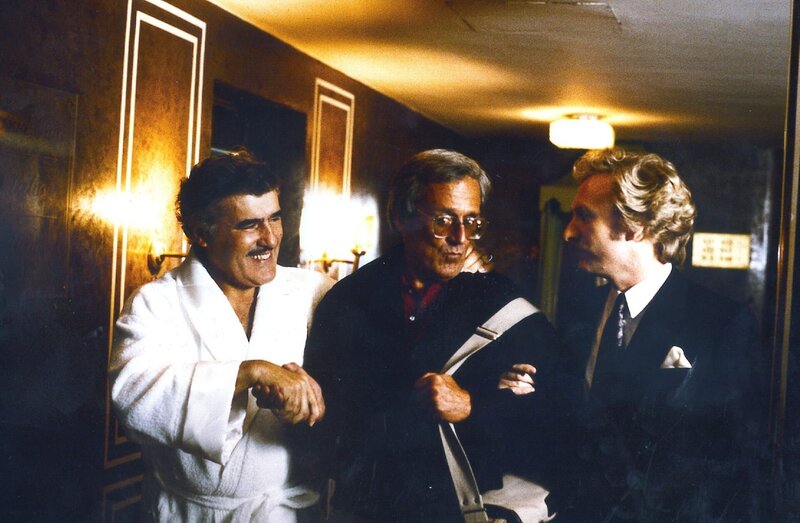 Drei, die ganz groß rauskommen wollen: Prominenten-Zahnarzt Dr. Friedmann (Martin Wittbusch, l.) Lisa (Corinna Drews) und Generaldirektor Haffenloher (Mario Adorf, r.). – Bild: WDR Kommunikation/​Redaktion Bild, Köln, Tel: 0221/​220 -7132 oder -7133, Fax: -777132, bildredaktion@wdr.de