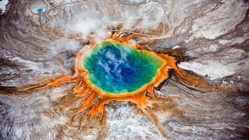 Der Yellowstone-Nationalpark ist größer als so mancher Bundesstaat der USA – und einer der letzten unberührten Naturräume der Welt. Yellowstone ist geprägt vom Gegensatz zwischen Feuer und Eis: Vulkanische Aktivität im Untergrund sorgt für heiße Quellen auch im Winter – während die Landschaft ringsum bei 40 Grad unter Null in Frost und Kälte erstarrt. Die winterlichen Bedingungen machen den Bewohnern zu schaffen: Ob Bisons, Elche oder Wapiti-Hirsche, Wölfe oder Kojoten, Füchse oder Otter – diese dreiteilige Serie, die als Koproduktion von BBC, Discovery Channel und ORF realisiert wurde, porträtiert das Leben der Tiere im ältesten Nationalpark der Welt. Eine Dokumentation von Andrew Murray. – Bild: 3sat