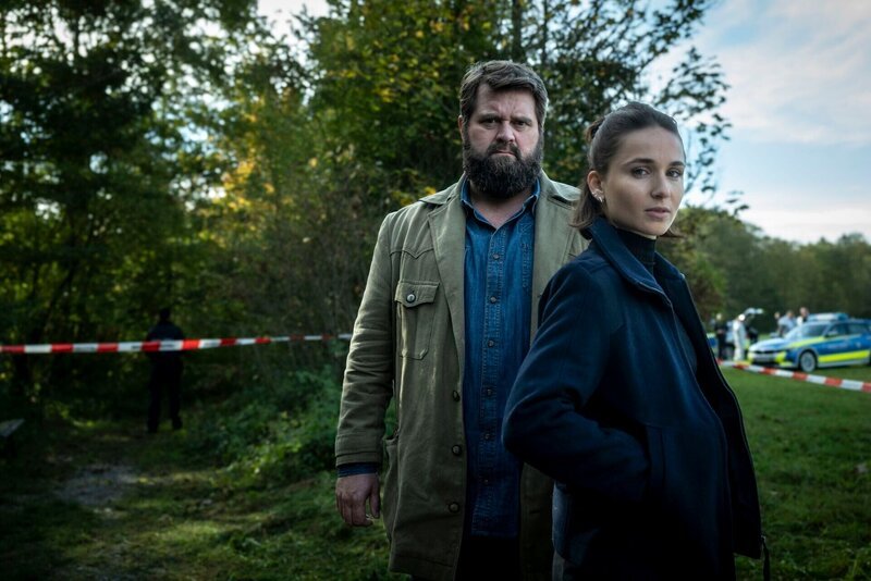 Behringer (Antoine Monot) und Ela (Cosima Henman) am Tatort. +++ Die Verwendung des sendungsbezogenen Materials ist nur mit dem Hinweis und Verlinkung auf RTL+ gestattet. +++; Der Tatort: Behringer findet das Projektil, Sebastian hat eine Vermutung, möchte es aber erst in die Ballistik geben. – Bild: RTL/​Redseven Entertainment/​Florian Froschmayer