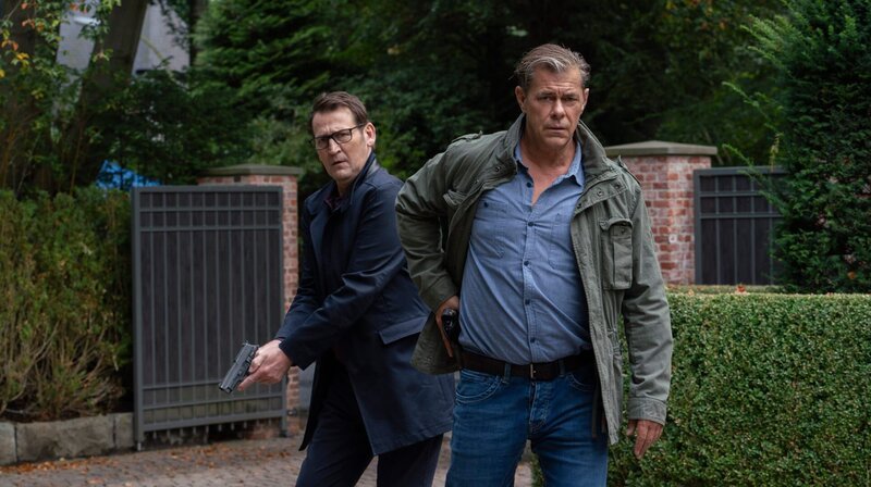 Lars und Finn bewegen sich auf die Villa des Mordopfers zu. – Bild: ARD/​Georges Pauly