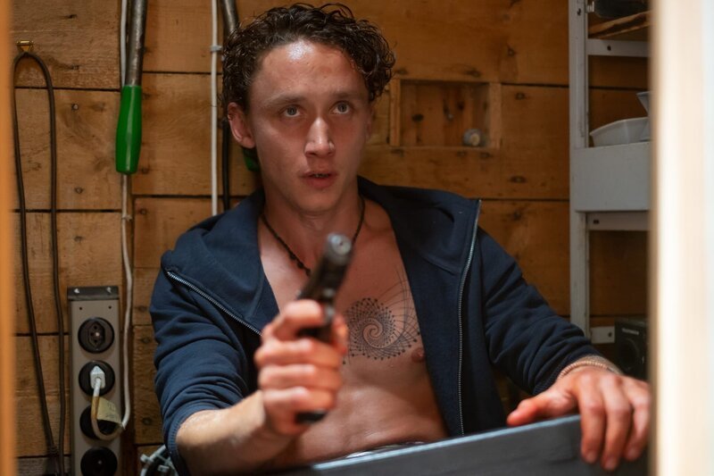 Als sich Matteo (Aaron Friesz, im Bild) vor der Polizei versteckt, bereit zu schießen, wird er von Komlatschek (Hary Prinz) überrascht. – Bild: Rowboat Film und Fernsehproduktion