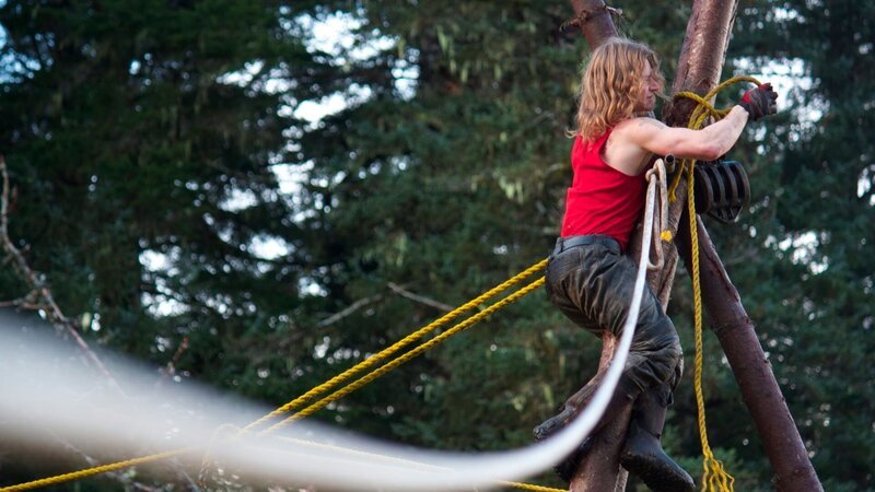 Bear Brown climbs piling. – Bild: Discovery Channel /​ Discovery Communications