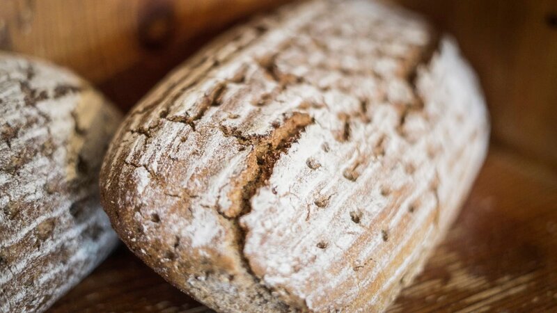 Frischer Laib Brot – Bild: ServusTV Frischer Laib Brot – Bild: ServusTV