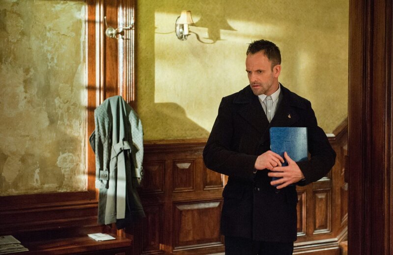 Nachdem Sherlock Holmes (Jonny Lee Miller) erfahren hat, dass sein Bruder Mycroft für den britischen Geheimdienst arbeitet, warten weitere Überraschungen auf ihn: Mycrofts Vorgesetzter will, dass auch Sherlock für ihn arbeitet – als Gegenleistung für Watsons Befreiung … – Bild: CBS Television