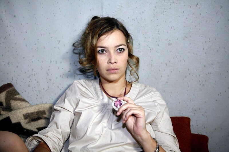 Hannah (Laura Osswald) ist sich sicher, dass Bruno den Weg zu ihr finden wird … – Bild: SAT.1