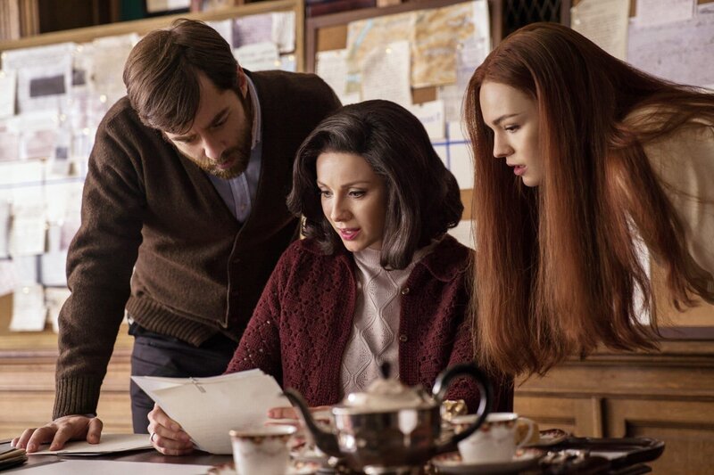 „Outlander – Die Highland-Saga“, „Verlust.“ Im Jahr 1968 sucht Claire gemeinsam mit ihrer Tochter Brianna in Schottland nach den historischen Spuren von Jamie. Der Erfolg ihrer Bemühungen hält sich allerdings in Grenzen. Die beiden ahnen nicht, dass Jamie gut zweihundert Jahre zuvor gnadenhalber als Stallbursche bei Lord Dunsany untergekommen ist. Dunsanys Tochter Geneva soll gegen ihren Willen mit dem älteren Lord Ellesmere verheiratet werden. Die junge Frau möchte ihre Unschuld aber lieber an Jamie verlieren.Im Bild (v.li.): Richard Rankin (Roger Wakefield), Caitriona Balfe (Claire Randall Fraser), Sophie Skelton (Brianna Randall Fraser). – Bild: SRF/​2017 Sony Pictures Television Inc.
