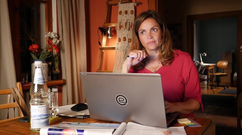 Woher kommen die Schwächeanfälle? Vera (Rebecca Immanuel) sorgt sich um Fritz und recherchiert im Netz. – Bild: ARD Degeto/​Hans-Joachim Pfeiffer