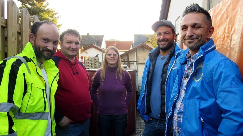 Im gemeinsamen Haus der Brüder Andreas (li.) und Hugo (2.v.li.) ist kein Zentimeter vor Andreas? Sammelwahn sicher. Überall Schrott, Trödel und Müll, den er irgendwann gewinnbringend verkaufen möchte. Kann der Trödeltrupp da helfen? (Foto: Mauro Corradino, re., Sükrü Pehlivan, 2.v.re.; Silke (Mitte), hat die Experten gerufen) – Bild: RTL II