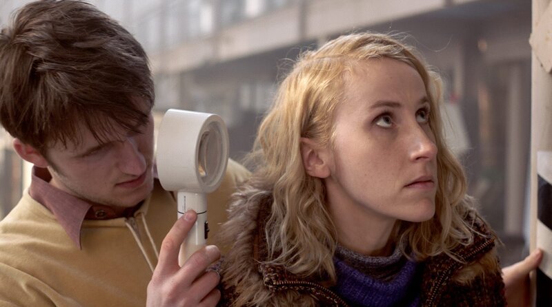 Dirk (l, Leonardo Lukanow) und Johanna (Mareike Beykirch) in der Redaktion. – Bild: WDR/JORONI Film/CZAR Film Dirk (l, Leonardo Lukanow) und Johanna (Mareike Beykirch) in der Redaktion. – Bild: WDR/JORONI Film/CZAR Film