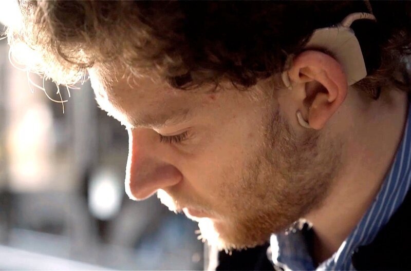 Anton ist von Geburt an taub. Er trägt das Cochlea-Implantat und studiert an der Charité Medizin. – Bild: SWR/Christoph Kühnisch Anton ist von Geburt an taub. Er trägt das Cochlea-Implantat und studiert an der Charité Medizin. – Bild: SWR/Christoph Kühnisch