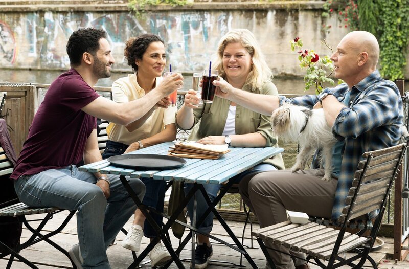 Das Team der Wapo feiert den gelösten Entführungsfall zusammen mit Stulle (v.l.n.r.): Fahri Celik (Hassan Akkouch),  Jasmin Sayed (Sesede Terziyan), Hanna Kowollik (Marie Schöneburg) und Wolf Maletzke (Christoph Grunert). – Bild: ARD/​Daniela Incoronato