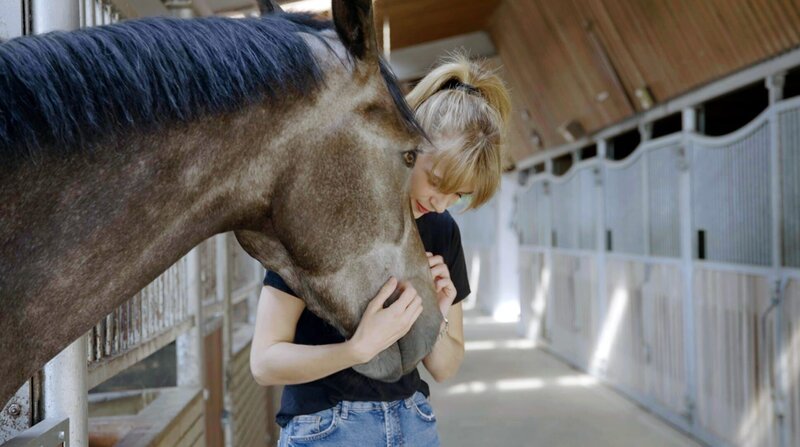  Münsterland ist Pferdeland: Larissa mit Anton  – Bild: WDR/​Ehrenfilm/​Beate Scherer