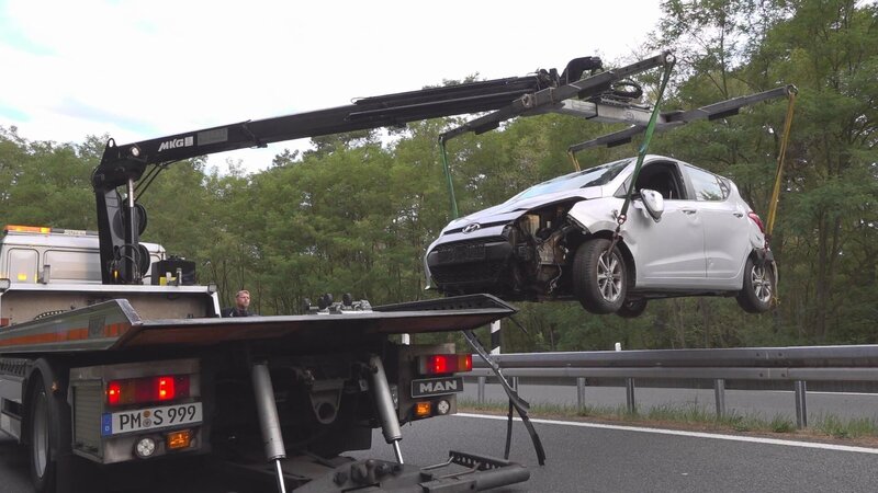 Removing a crashed car from the highway. – Bild: DMAX