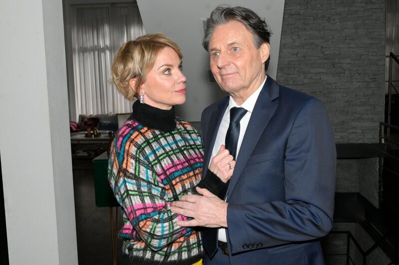Gerner (Wolfgang Bahro) erklärt Yvonne (Gisa Zach), dass er in Matilda eine würdige Nachfolgerin für die Bank gefunden hat. – Bild: RTL /​ Rolf Baumgartner