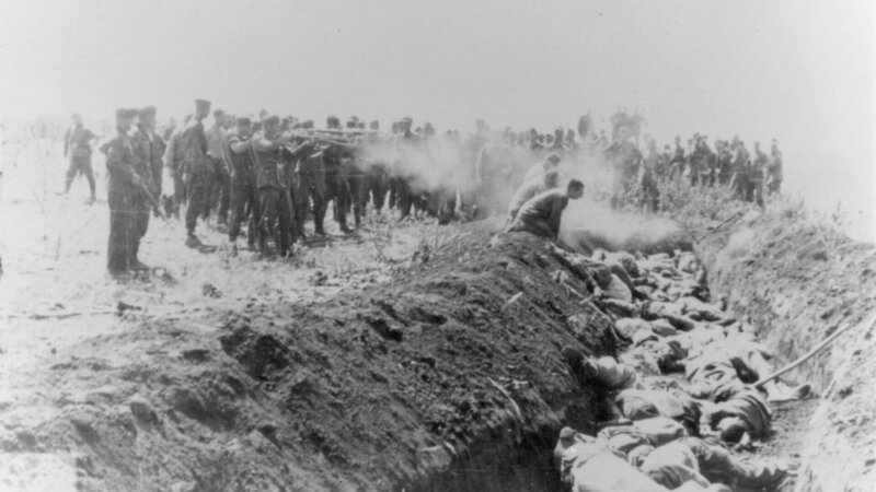 Massenerschießung durch eine Einheit der SS-Einsatzgruppen. – Bild: ZDF und USHMM