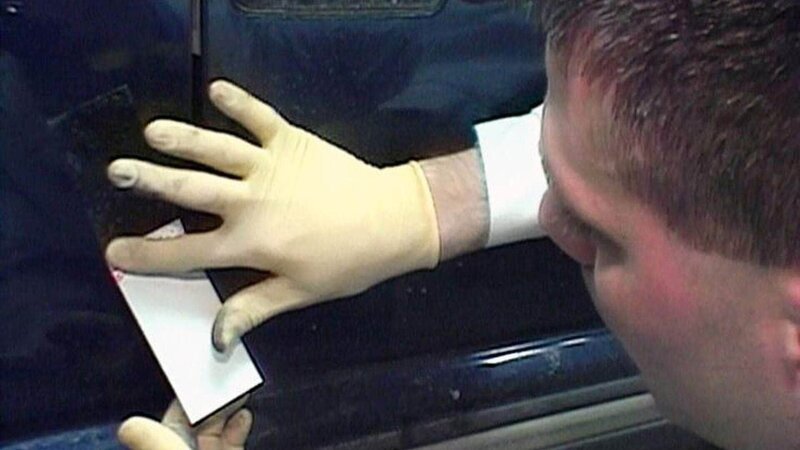 Dank der Fingerabdrücke des Opfers auf der Autotüre kommen die Ermittler den Tätern auf die Spur. – Bild: RTL