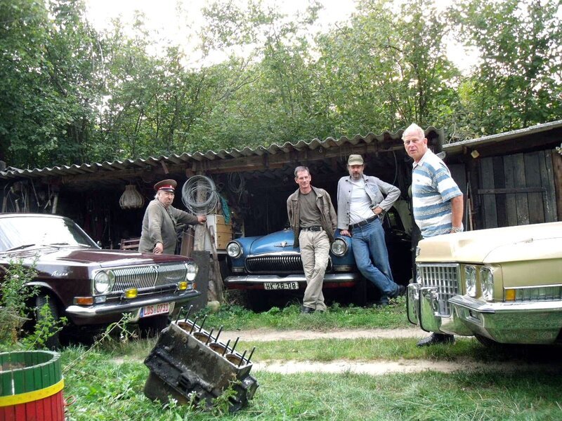 Claudius (2.v.re.) ist nicht allein. Seine Kumpels stehen mit Rat und Tat zur Seite, ob er will oder nicht. Sie alle verbindet die Liebe zu russischen Autos. Gemeinsam geht es zum Autokauf nach Litauen oder zum großen Oldtimertreffen an Pfingsten. Das alte, neue Schnäppchenhaus aus den 30er Jahren ist ein idealer Treffpunkt für die muntere Truppe. – Bild: RTL II