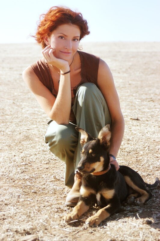 Stevie (Stephanie) Hall (Simmone Jade Mackinnon). – Bild: RTL Passion