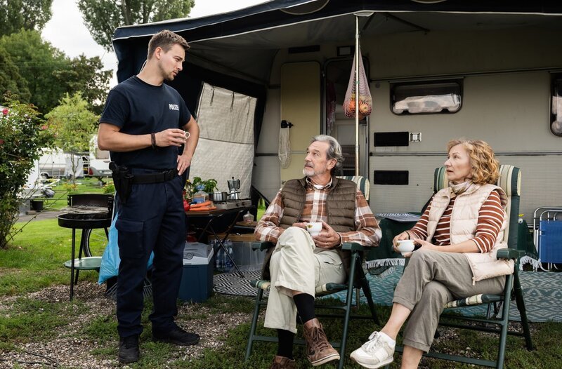 Mark (Timmi Trinks, r.) befragt das Ehepaar Braun (Günter Barton, M. und Heike Thiem, r.). – Bild: ARD/​Martin Valentin Menke