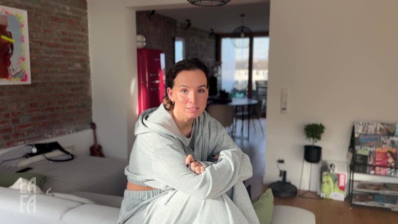 Julia, 30, hat ihren Pärchen-Urlaub abgebrochen und erzählt warum. Tim dagegen verbringt einen sehr lustigen Heiligabend mit seiner Familie. – Bild: RTLZWEI