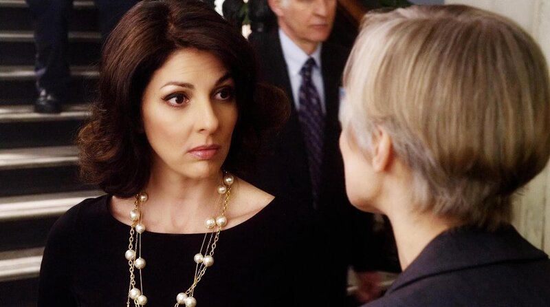 Das Leverage-Team legt auf einem Kongress ein entsprechendes Gesetz vor, welches für mehr Sicherheit im Cheerleading-Sport sorgen soll. Doch nachdem sich der Vorsitzende gegen das Gesetz ausspricht, knüpft sich Sophie (Gina Bellman, l.) die Abgeordnete Greenhill (Susan Hess) vor, um diese umzustimmen. – Bild: RTL Crime