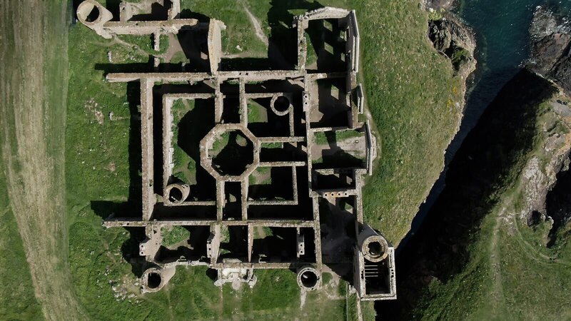 Wer „Dracula“ gelesen hat, erkennt aus dieser Perspektive sofort den achteckigen Raum des Vampirschlosses. Slains Castle in der Nähe von Aberdeen lieferte die Inspiration dafür. – Bild: Banijay Rights Limited/​WeltN24 GmbH