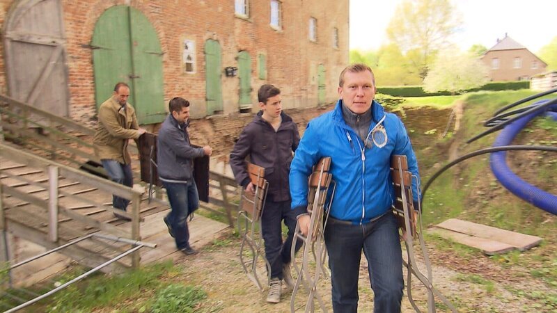 Trödelexperte Otto Schulte (re.) hat den Stein ins Rollen gebracht, die Vorbereitungen laufen. – Bild: RTL II