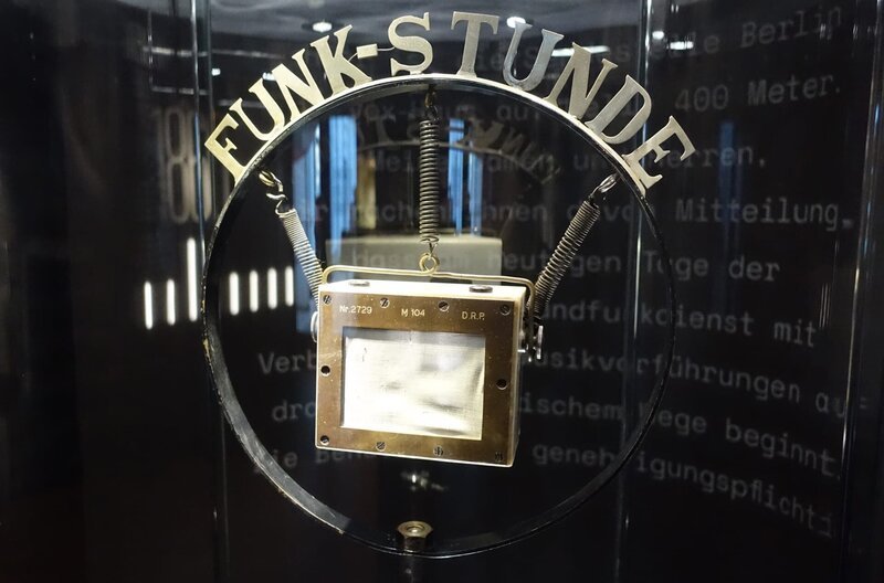 Seit 100 Jahren ist das Radio treuer Begleiter in allen Lebenslagen. Trotz harter Konkurrenz von Fernsehen und Internet hat der Hörfunk überlebt. – Bild: SWR Seit 100 Jahren ist das Radio treuer Begleiter in allen Lebenslagen. Trotz harter Konkurrenz von Fernsehen und Internet hat der Hörfunk überlebt. – Bild: SWR
