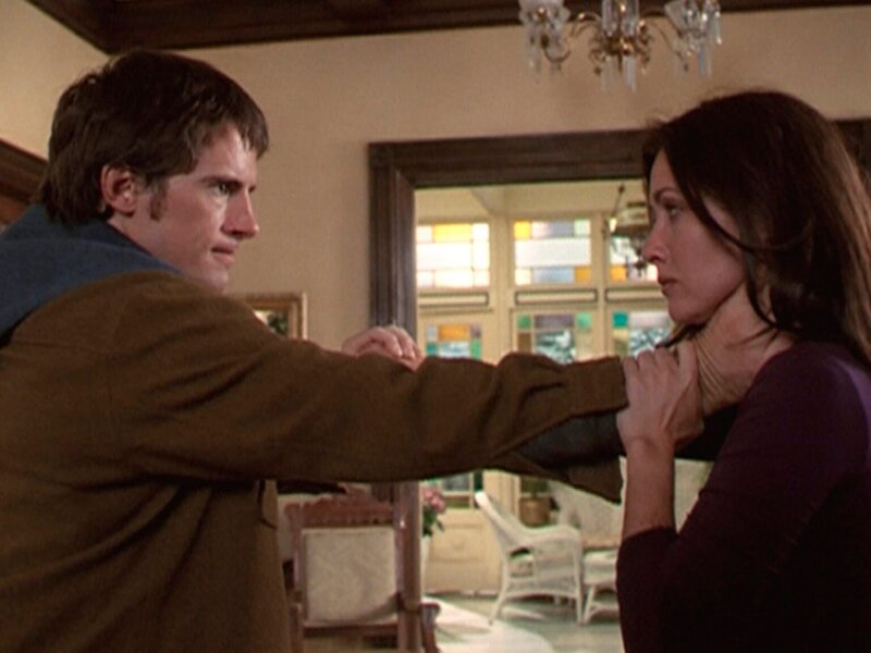 Vince (Morgan Weisser, l.) zeigt sich nicht sehr dankbar, dass Prue (Shannen Doherty, r.) ihn von seinen belastenden Fähigkeiten befreit hat. – Bild: Paramount Pictures Lizenzbild frei