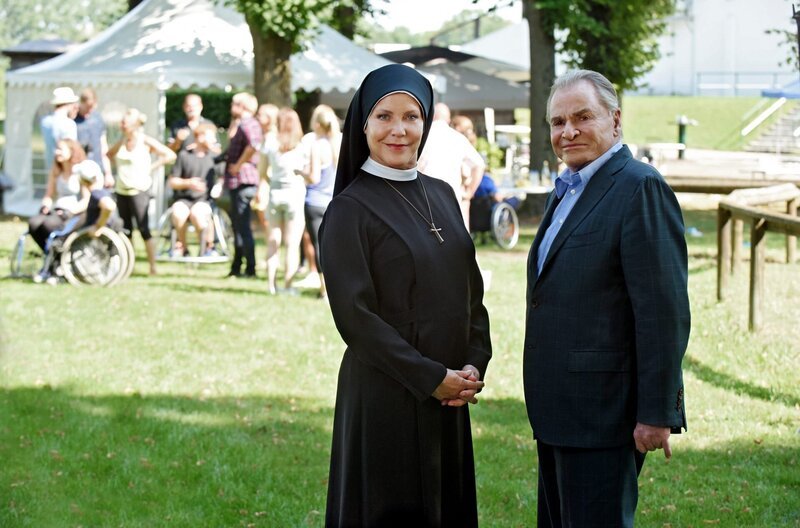 Wahlkampf: Schwester Hanna (Janina Hartwig, l.) nutzt ihren guten Draht zu Bürgermeister Wöller (Fritz Wepper, r.), sie will Omars Abschiebung verhindern. – Bild: ARD/​Barbara Bauriedl