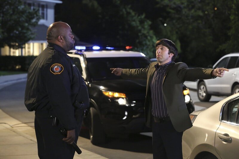 Während Leonard und Penny mit ihren Freunden und der Familie essen gehen, werden Howard (Simon Helberg, r.), Raj und Bernadette auf dem Weg dorthin von einem Police Officer (Marcus Folmar, l.) angehalten. Ist etwa ihre neue Erfindung der Grund dafür? – Bild: 2016 Warner Brothers Während Leonard und Penny mit ihren Freunden und der Familie essen gehen, werden Howard (Simon Helberg, r.), Raj und Bernadette auf dem Weg dorthin von einem Police Officer (Marcus Folmar, l.) angehalten. Ist etwa ihre neue Erfindung der Grund dafür? – Bild: 2016 Warner Brothers