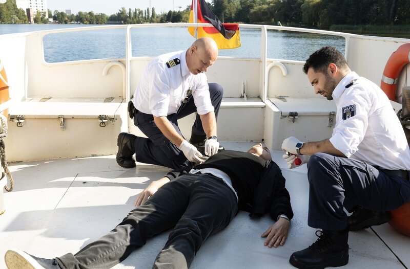 Wolf Malletzke (Christoph Grunert, l.) und Fahri Celik (Hassan Akkouch, r.) entdecken, dass der Produktionsleiter nicht bei einem Unfall ertrunken ist, sondern ermordet wurde. – Bild: ARD/​Daniela Incoronato